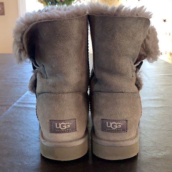Women’s Ugg Short Bailey Button Boots [Pre-Worn] - Picture 3 of 6